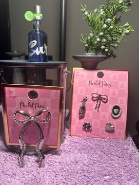 Packed Party Silver Decorative Bow Pin & Charm Set - Silver